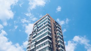 Communication dans le logement grâce à des écrans interactifs